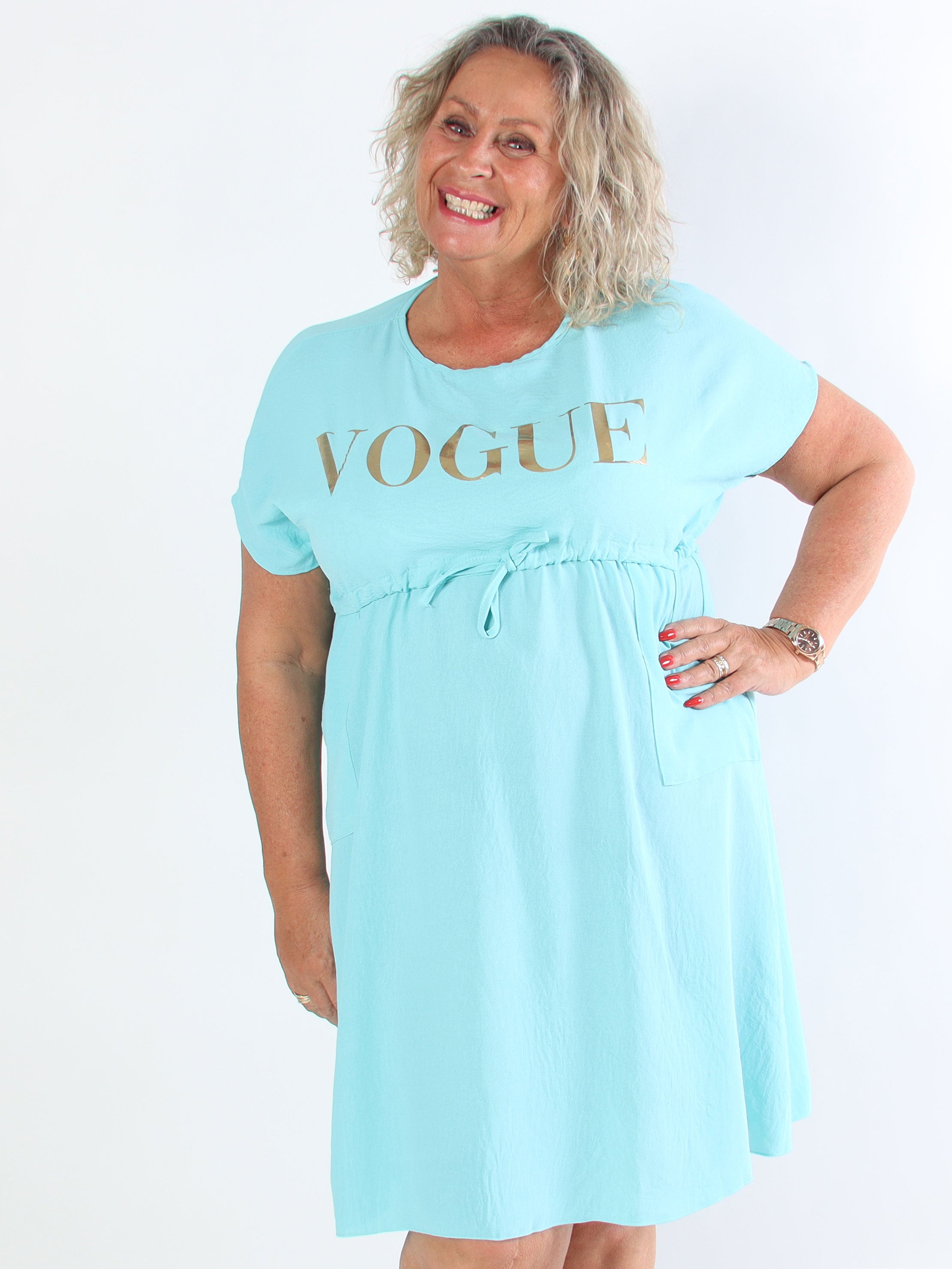 Ada - Sød plus size kjole med vogue henover brystet